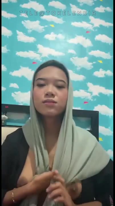 jilbab cantik pamer tobrut super besar